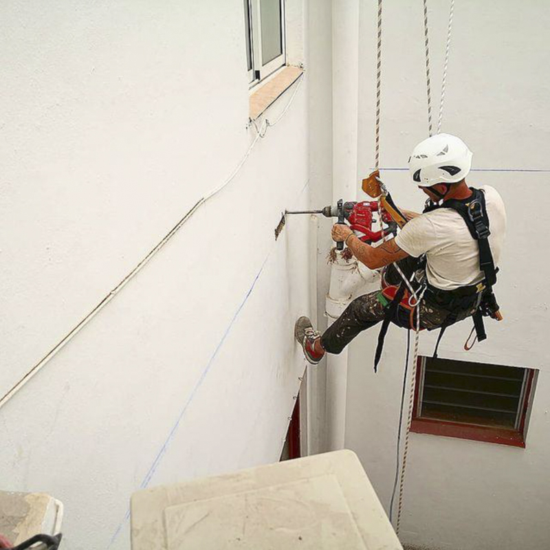 Imagen de fontanero en trabajo vertical