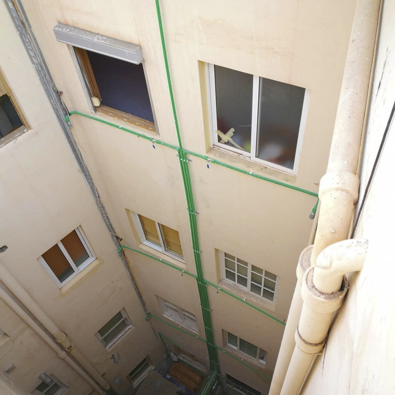 Imagen de sistema de tuberías en fachada