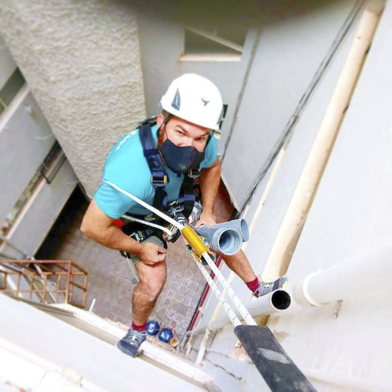 Imagen de fontanero de Tenerife Fontanería trabajando